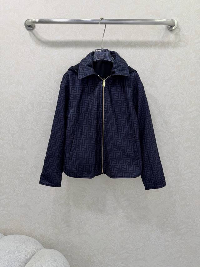 Fend*25新款可拆卸连帽双面穿含羊毛大衣 原版定制双面Logo印花图案帅气又时髦，正反两穿的廓形羊毛，休闲又舒适，进口100%羊毛面料挺阔有型净色口袋字母刺