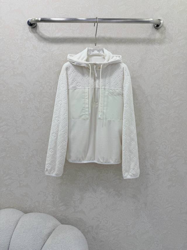 Louis Vuitto*25新款连帽泰迪人造羊羔毛卫衣款式套头上衣。肩膀以及袖子3D字母压花丝绒面料 口袋拼接尼龙以及字母刺绣。定制五金 品牌格调十足 纯色简