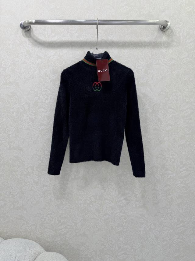 Gucc*25新款高领撞色羊毛针织长袖上衣，胸前双G刺绣图案 经典版型上身巨显瘦！原版定制进口羊毛纱线质感超赞！减龄少女气质。优雅又时髦单品！白富美必入！2色3