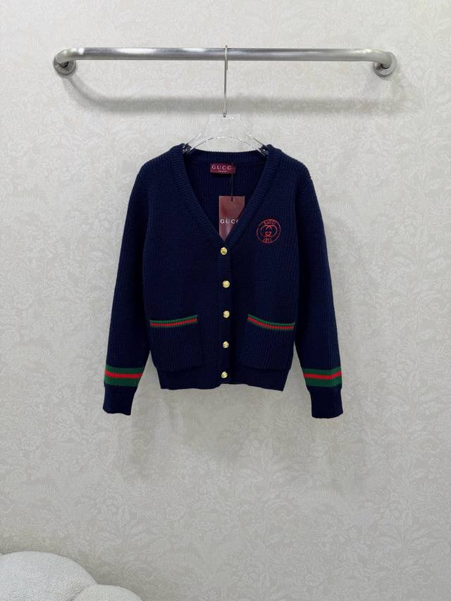 Gucc*25新款撞色袖口针织开衫 V领单排扣 定制双G五金。胸前刺绣图案 经典版型上身巨显瘦！原版定制进口羊毛纱线质感超赞！减龄少女气质。优雅又时髦单品！白富