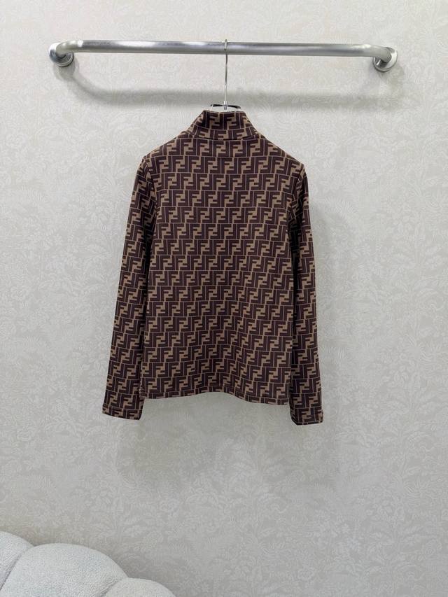 Fend*25新款小立领堆领长袖加绒打底上衣 定制Yb面料质感细腻 保暖穿搭舒适 整体双F字母Logo品牌格调 材质带有弹力 呈现显瘦视觉效果 秒变时尚单品 彰