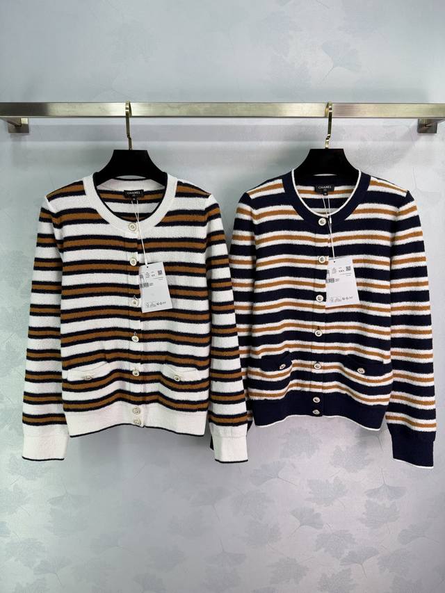 Ch*26C早春度假系列条纹针织开衫，柔软亲肤面料，撞色条纹设计，简约又有层次感