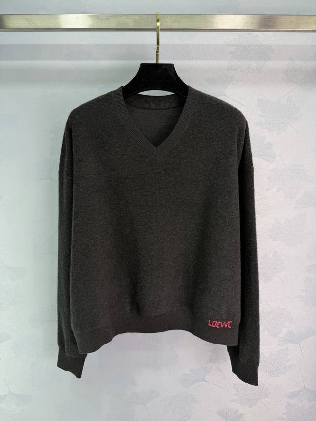 Loe*25秋冬新款V领羊毛针织衫，柔软亲肤，左下角红色刺绣Logo，低调又有辨识度，微阔版型+小V领，修饰脸型还很松弛随性，单穿或叠穿都Ok，通勤休闲都能轻松