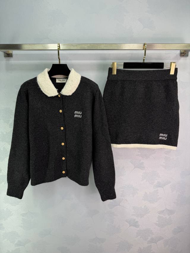 Miu*25秋冬新款翻领套装超有辨识度复古学院风混搭甜美感，秋冬穿它真的很有范儿~2色3码Sml T226B