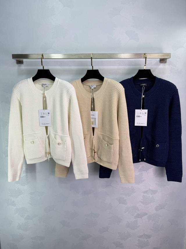 Ch*26C新款小香风外套，搭配标志性双C金属纽扣，优雅精致，无领圆领设计+纽扣开合，简约又有现代感。两个翻盖口袋，实用又美观。版型修身，轻松打造法式高级感，无