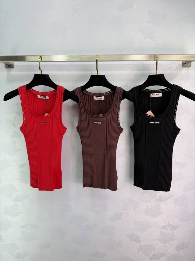 Miu*26早春新款罗纹针织背心，柔软亲肤，竖向纹理修饰身形。领口和肩带边缘有精致镂空编织细节，胸前刺绣徽标超有辨识度。修身版型，单穿或内搭都很Ok，轻松打造简