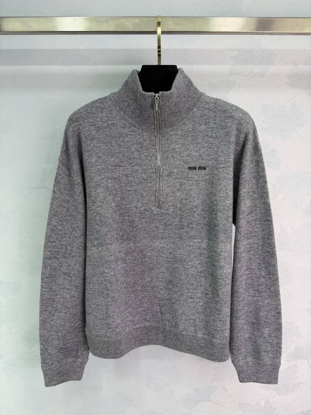 Miumi*2025新款立领套头半开襟针织毛衣 定制Yb羊毛纱线织造，穿搭舒适，质感十足，立领针织套头毛衣裁剪，拉链半开襟设计，根据需求调节，胸前字母徽标装饰，