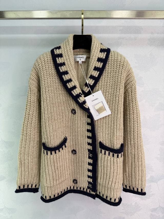 Chane*2025秋冬新款翻领撞色中长针织外套 定制Yb羊毛针织材质，质感细腻，毛量肌理明显，翻领宽松廓形中长开衫剪裁，松弛感十足，前襟双排扣以双C徽标为亮点