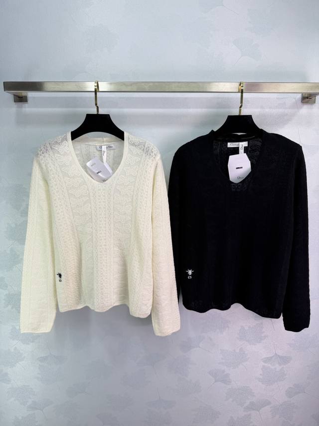 Dio*26早春新款V领钩花镂空针织衫 羊毛材质柔软舒适 V领+蕾丝细节，优雅又精致 修身剪裁显瘦不臃肿，袖口和下摆简约，单穿或内搭都很百搭。搭配高腰裤或裙子，