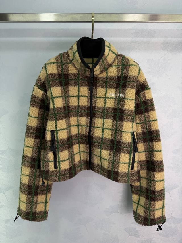 Miu*25系少女学院风穿搭！知识分子时髦风英伦格纹摇粒绒外套！进口色织格纹摇粒太空绒面料厚实软糯 ，下摆抽绳可调节短款版型上身显瘦绝绝子！复古风甜妹穿搭！刺绣