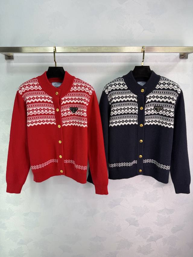 prad* 2025秋冬新款费尔岛系列 重工钩花圆领长袖开衫！定制羊毛纱线针织材质，质感高级，舒适柔软，领口袖口螺纹包边与衣摆相呼应，大身菱格费尔岛北欧风格的钩