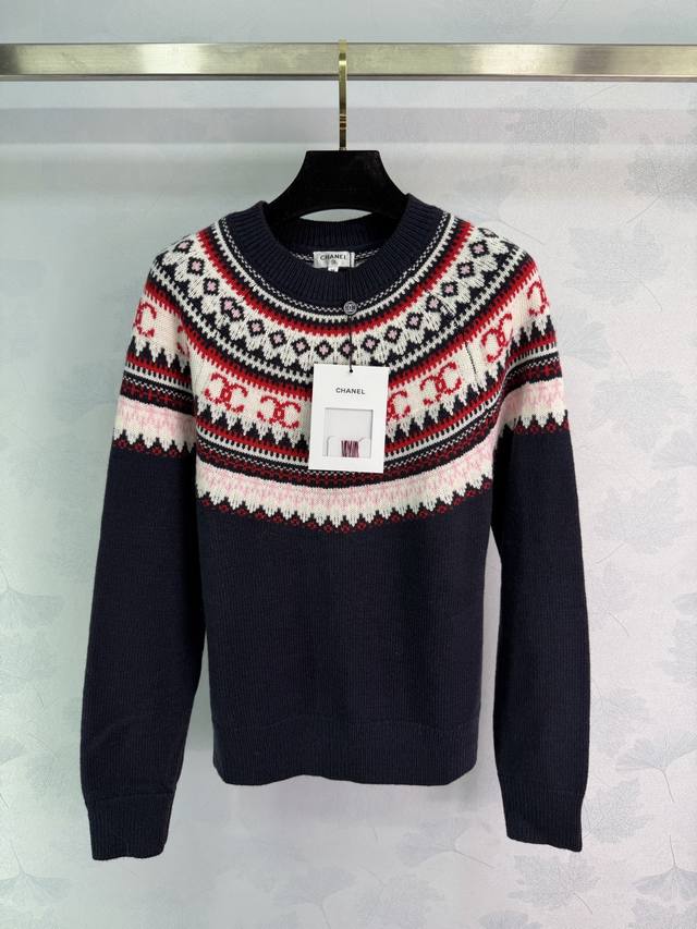 Ch*2025秋冬新款钩花圆领套头毛衣，定制羊绒羊毛针织材质 质感高级 舒适柔软 圆领长袖毛衣 领口袖口螺纹包边与衣摆相呼应 环脖点缀费尔岛北欧风格的钩花图案