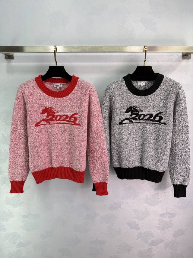 Ch* 2026早春新款撞色圆领针织长袖毛衣！定制羊毛纱线织造，质感细腻，舒适好穿，圆领长袖毛衣剪裁，大身雪花彩点纱线交织出纹理满铺，胸前马年限定2026数字提