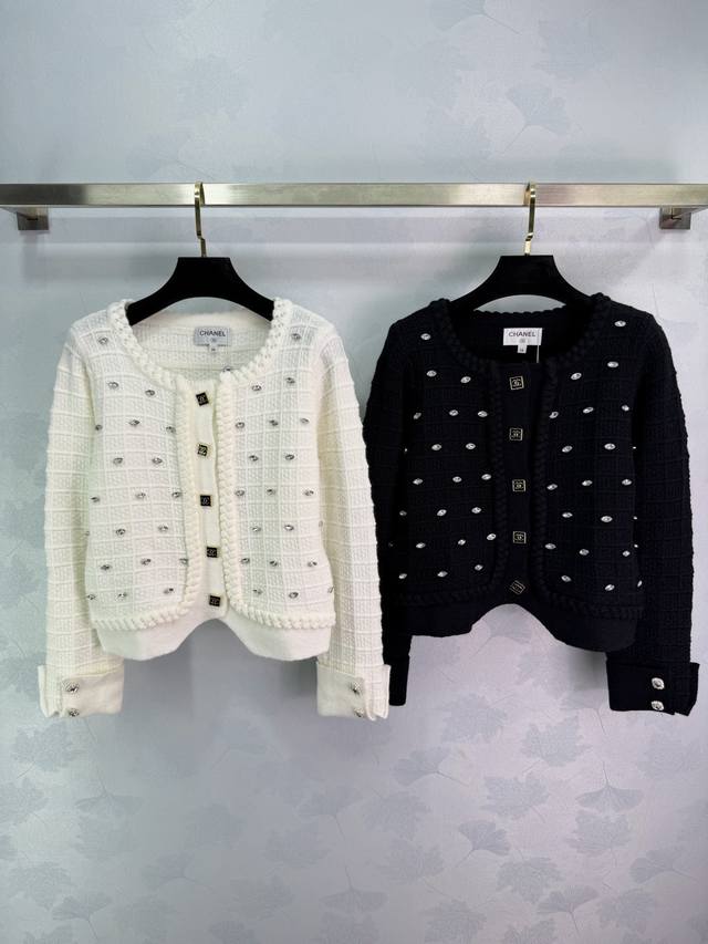 Ch* 2025秋冬新款重工镶钻圆领针织长袖开衫！定制羊毛纱线织造 柔软亲肤 舒适有型 圆领长袖开衫版型 领口延伸至下摆绞花包边 弹性调节恰当露肤 美化头肩比例