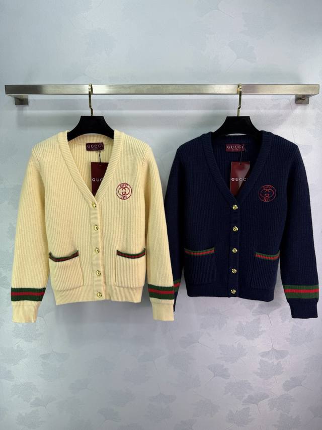 Gu*25新款撞色袖口针织开衫 V领单排扣 定制双G五金。胸前刺绣图案 经典版型上身巨显瘦！原版定制进口羊毛纱线质感超赞！减龄少女气质。优雅又时髦单品！白富美必