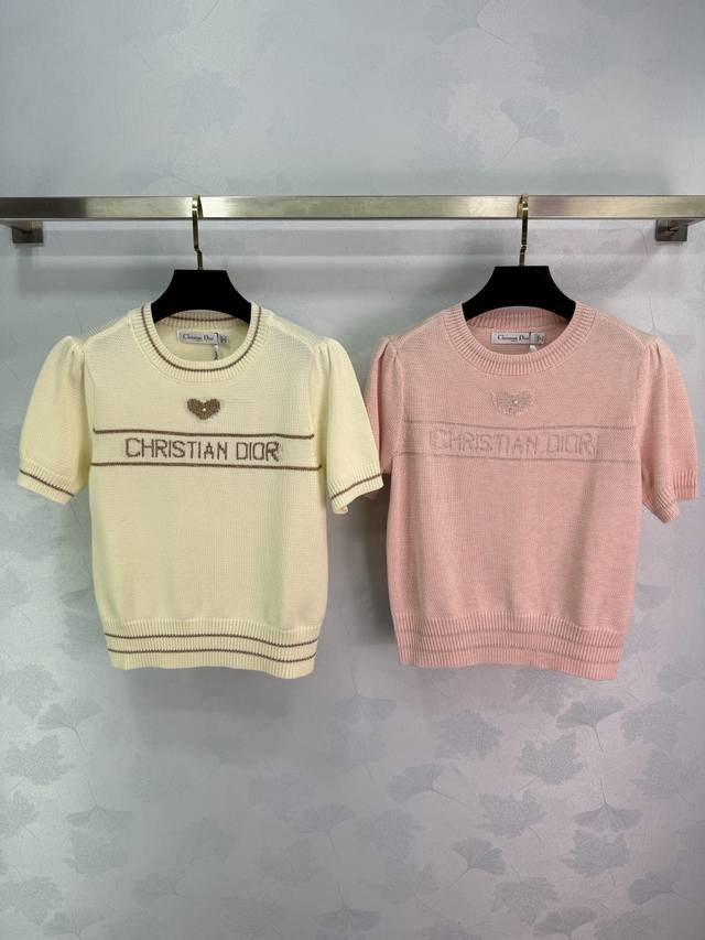 Dio*26早春新款幸运星系列针织短袖，采用高品质羊毛柔软舒适，胸前Logo字样+爱心图案，辨识度满分，圆领设计简约大方，袖口和下摆罗纹收口，修身又时髦，日常通