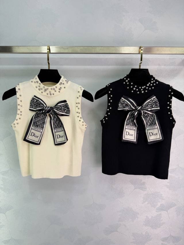 Dio*26早春新款丝巾蝴蝶结背心 胸前大蝴蝶结超吸睛，丝巾印花+Logo标志，辨识度满分。领口和肩部点缀水晶钉饰，精致又闪耀,无袖设计清爽利落，搭牛仔裤或半裙