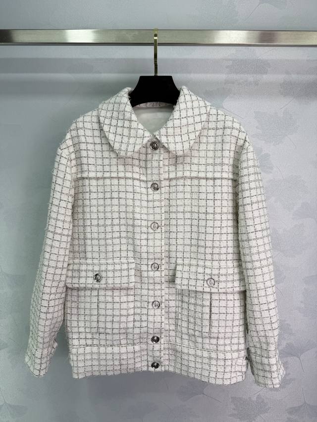 25Ss Chane* 新款 小香单排扣 翻领外套 定制五金纽扣 高级定制羊毛粗花呢面料 双口袋设计 版型很正 极致简约下的精致 内里茶花印花 上身就是优雅大小