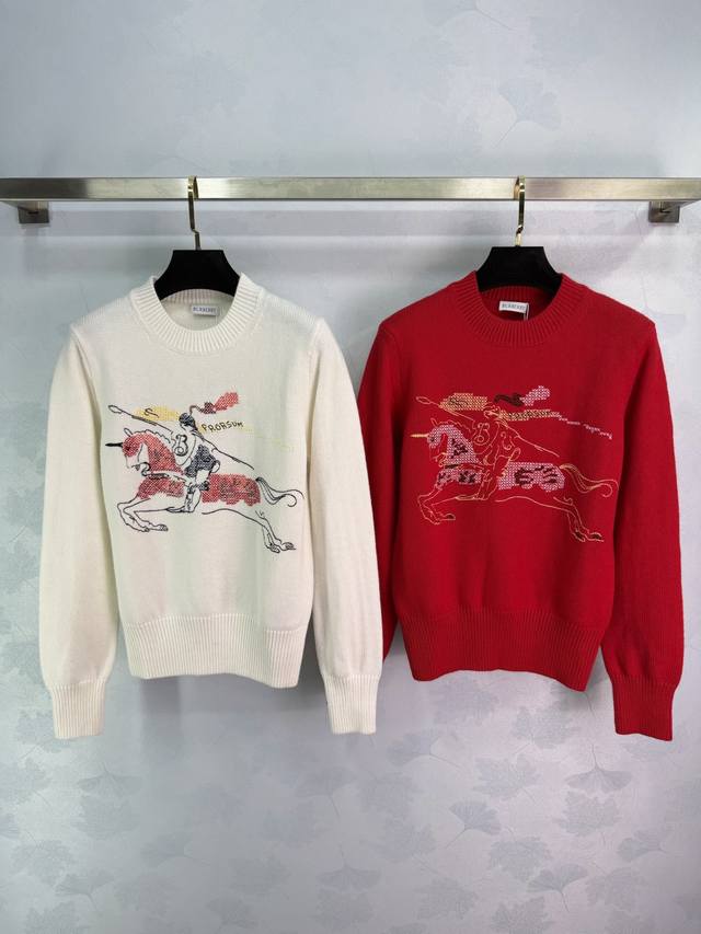 Burberr* 2026早春马年限定！骑士刺绣圆领针织长袖毛衣！定制进口纱线织造 舒适软糯 穿搭洋气 圆领套头针织长袖 袖口螺纹包边和下摆呼应 前襟骑士战马刺