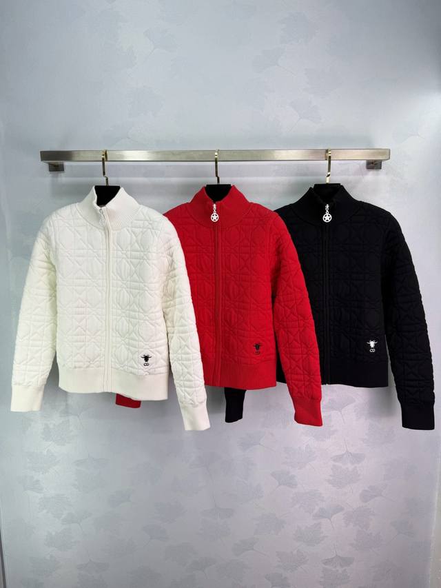 Dio* 2025秋冬新款藤格纹刺绣立领长袖外套！定制羊毛针织材质 质感上乘 毛量扎实 立领外套版型 成衣以针织螺纹包边收窄 整体造型高级挺括 大身立体质感藤格