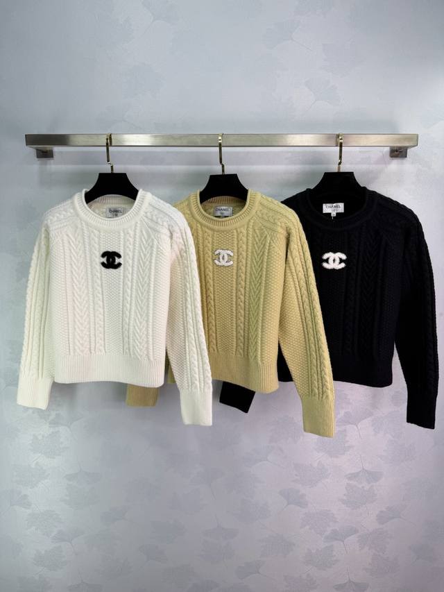 Ch* 2025秋冬新款麻花针织毛衣！定制羊毛针织材质 亲肤软糯 密实细腻 素色套头毛衣版型 成衣超重工麻花编织 多种走针排列突出细节质感 标志性双C图案居中展