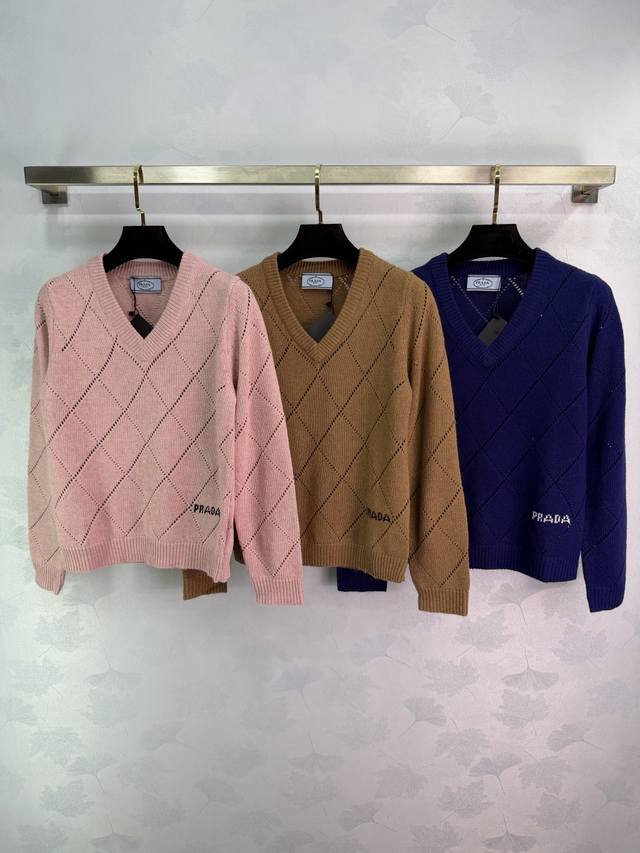 prad* 2025秋冬新款V 领菱格针织长袖上衣！定制羊毛纱线织造 细腻柔软 舒适透气 V领针织开衫 通体菱格镂空花纹视觉显瘦 配好下摆字母提花微标设计 品牌
