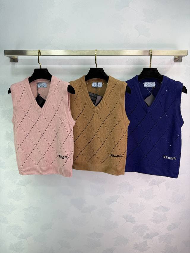prad* 2025秋冬新款V 领菱格针织背心！定制羊毛纱线织造 细腻柔软 舒适透气 V领针织背心剪裁 通体菱格镂空花纹视觉显瘦 配好下摆字母提花微标设计 品牌