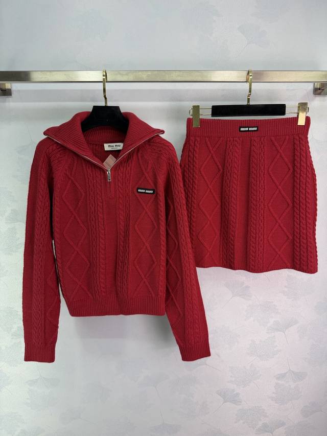 Miumi*2025秋冬新款菱格翻领针织毛衣半裙套装！定制进口羊毛针织材质 舒适柔软 沿用竖列麻花肌理配合菱格纹钩针设计 袖口衣摆螺纹包边处理 增添造型层次感