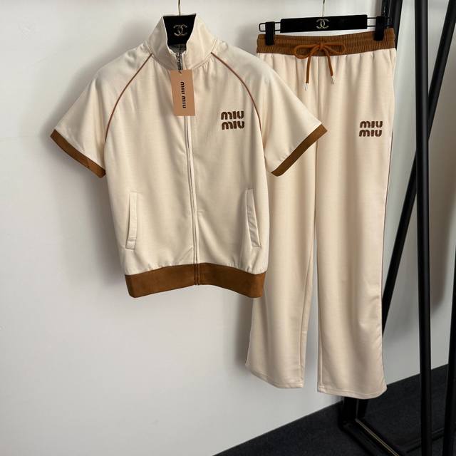 款号20258278 Miumi*新款运动套装，胸前Logo刺绣贴布立领短袖拉链外套上衣+松紧腰休闲长裤，杏色，黑色，蓝色，S-Xl， M码：胸围102，袖长3