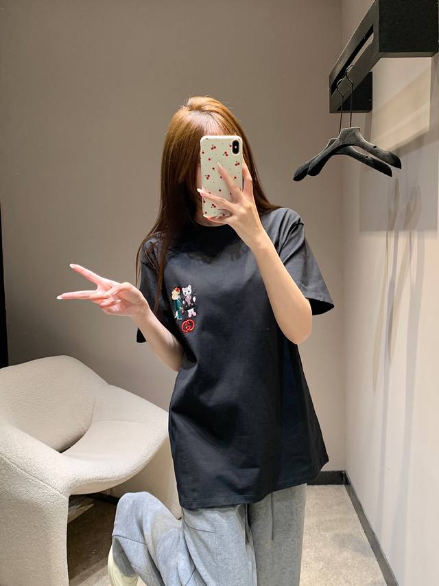 Gucc* 26Ss早春新款 卡通徽标刺绣圆领短袖T恤丨独家Yb开发！高版出品！精选软弹透气的高支棉面料，宽松落肩版型不挑身形，日常穿藏肉又随性。胸前的卡通刺绣