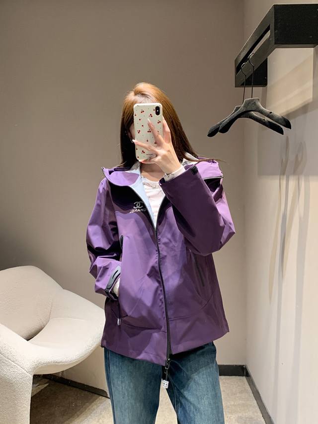 Chane* 26Ss中古系列新款 防风防水运动连帽冲锋衣外套丨独家高版出品！选用高阶防风防水科技面料，触感是自带挺括感的细腻哑光，连帽+隐藏式抽绳设计，既能应