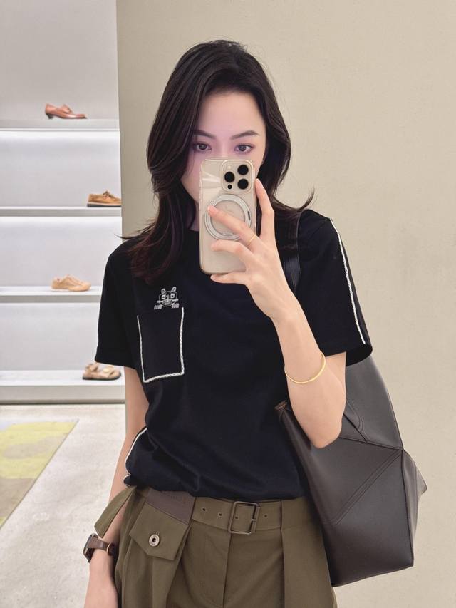 Loew* X Louis Wain联名新款 口袋喵咪刺绣常规版型短袖T恤丨独家Yb开发！顶级高版出品！选用高支纯棉面料，软而不塌，透气亲肤不闷汗，胸前立体猫咪