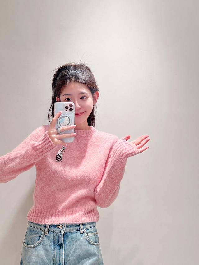 Loew* X Louis Wain联名新款 粉雾猫咪刺绣羊毛针织衫丨独家Yb开发！高版出品！选用细腻羊毛混纺，轻暖不扎肤，贴肤是云朵般的蓬松感，粉雾杂色羊毛基