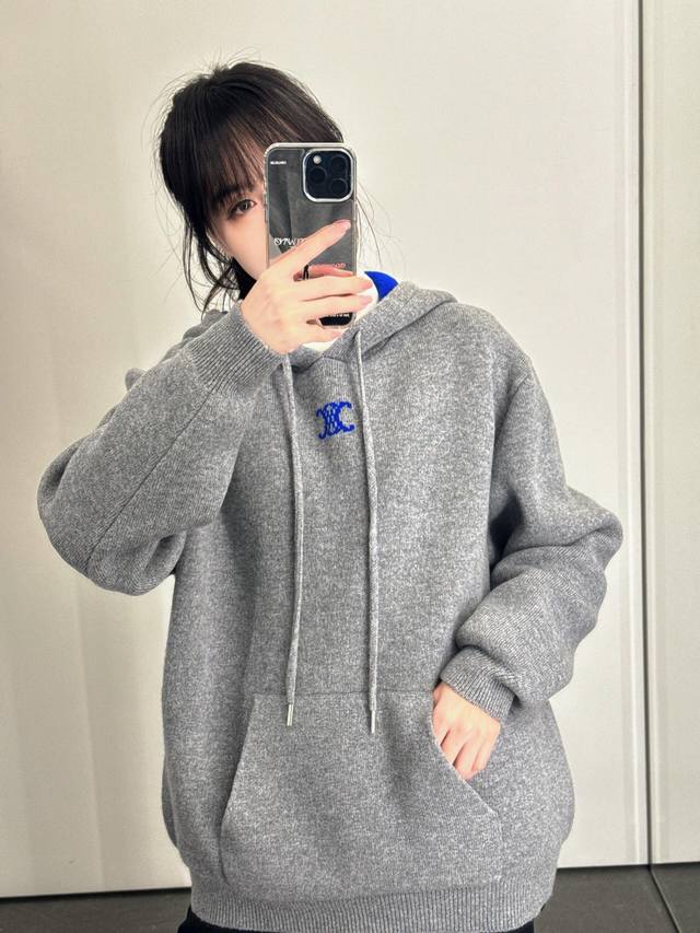 Celin* 26Ss早春新款 凯旋门羊绒连帽针织衫丨独家Yb开发！顶级高版出品！选用细腻羊绒混纺，轻暖不压身，贴肤是云朵般的软和，胸前标志性蓝色凯旋门提花，撞