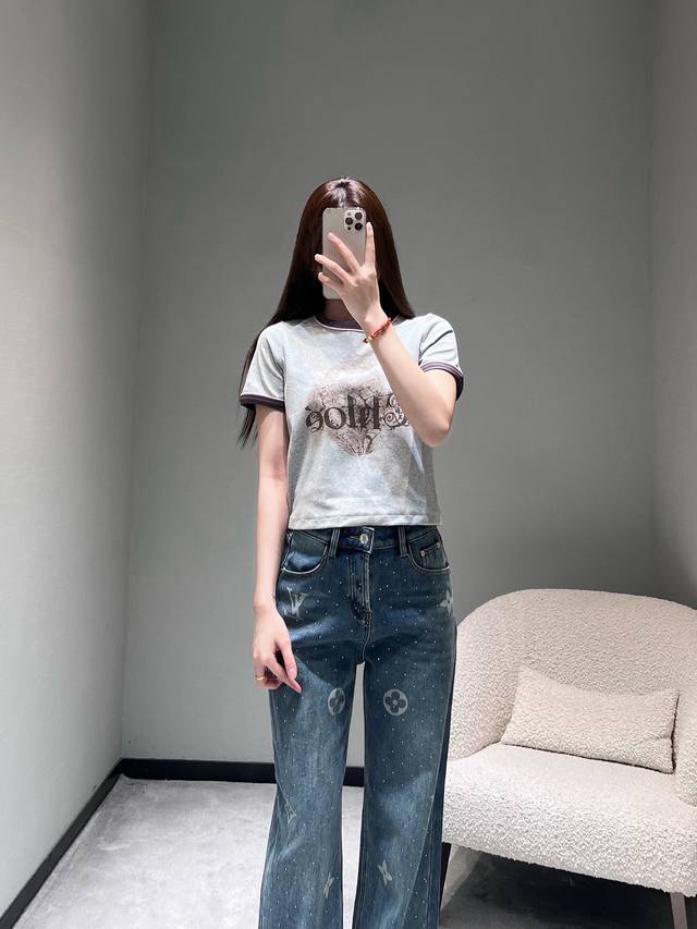 Chl*0é26Ss早春新品系列 字母印花短袖T恤：浅灰色针织棉面料，触感柔软亲肤，上身透气舒适，很适合春夏季节。经典圆领+撞色包边设计，简约中带着精致细节，短