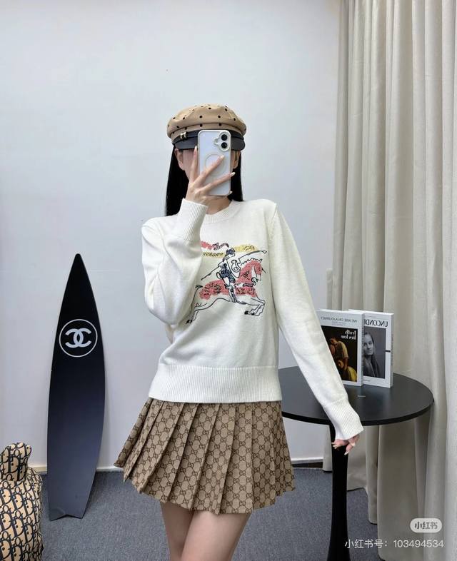 Burber*Y35Fw秋冬新品系列 战马骑士毛衣：采用细腻的针织面料，经典圆领+修身版型；设计亮点在于胸前的“骑马图案”装饰：用十字刺绣工艺呈现出灵动的骑马造