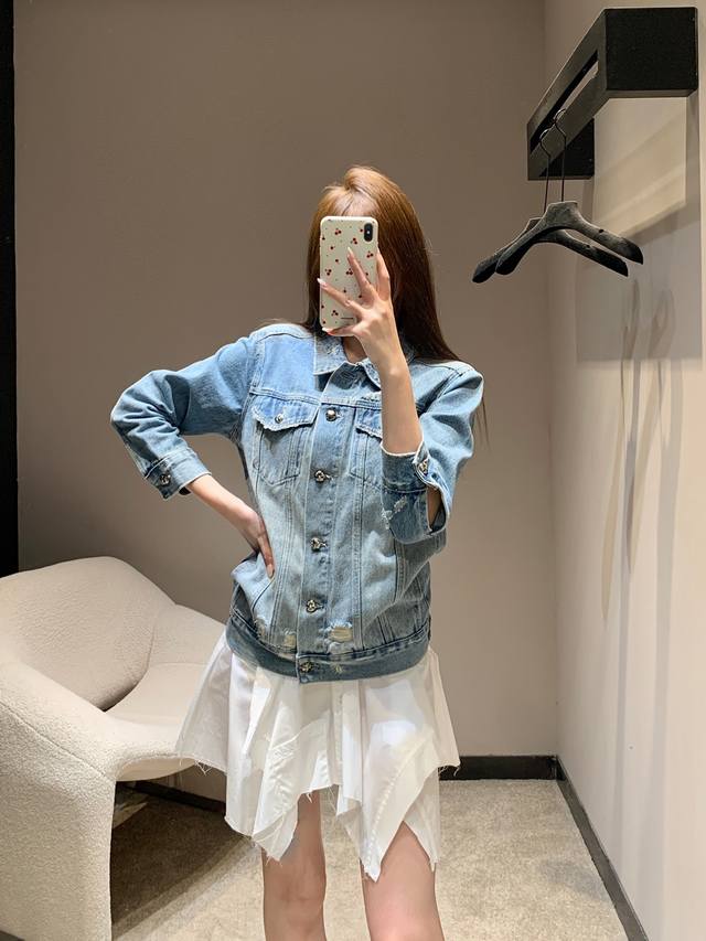 Chorme Heart* 26Ss早春新款 十字架立体Logo牛仔外套丨独家高版出品！做旧浅蓝牛仔自带复古滤镜，挺括牛仔面料有型不塌，修身微廓形适配各种身形，