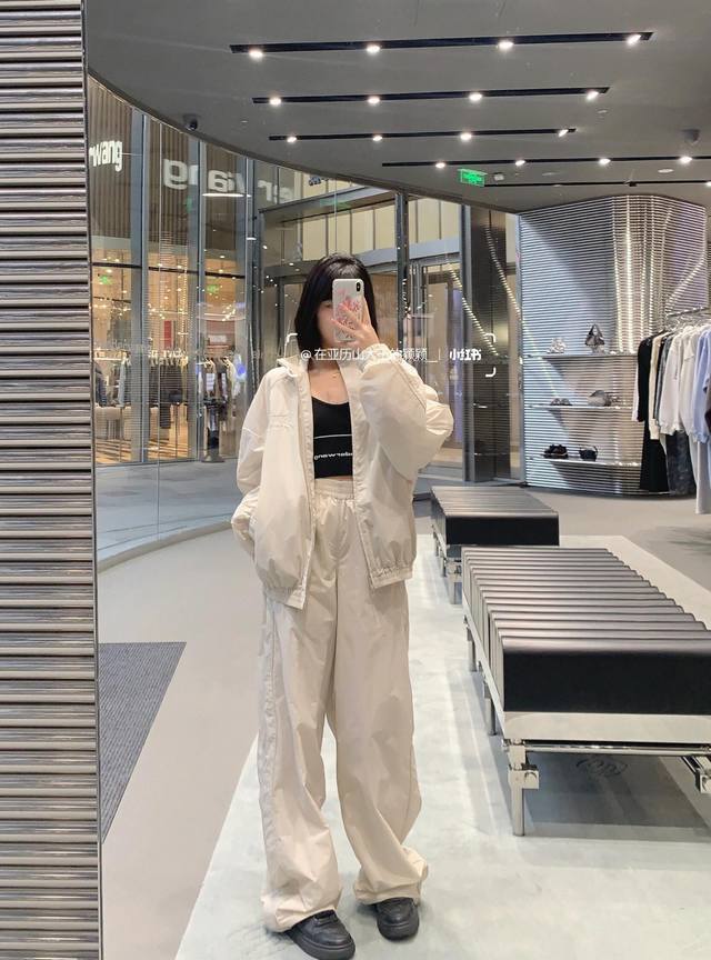 Alexand*R Wang 25Fw秋冬新款 字母刺绣立领拉链冲锋衣外套+长裤套装丨独家高版出品！奶白色轻薄冲锋面料自带清冷光泽，立领+全拉链设计利落又防风，