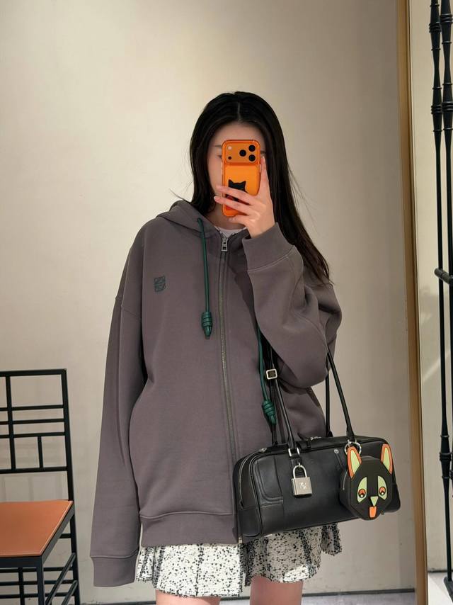 Loe*E 26Ss早春新款 徽标刺绣拉链连帽卫衣外套丨独家Yb开发！高版出品！低饱和深灰色调自带高级滤镜，全拉链开衫+连帽设计适配多场景，深绿抽绳与左胸Ana