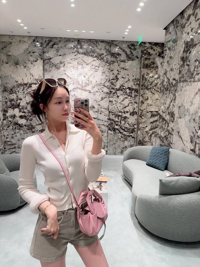 Fen*I 26Ss早春新款 羊毛混纺针织衬衫领开衫丨独家Yb开发！高版出品！奶白羊毛混纺针织自带温柔滤镜，衬衫领+修身版型把优雅和利落揉得刚好，袖口毛绒边是藏