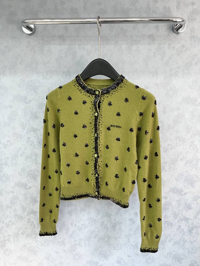 爆款现货 原版定制 Miu Mi*｜25限定系列新品羊毛针织开衫外套 重工手工珠片装饰 千金风穿搭 表面肌里感很强 视觉享受 饱满的色调 高级感拉满 万能搭配王
