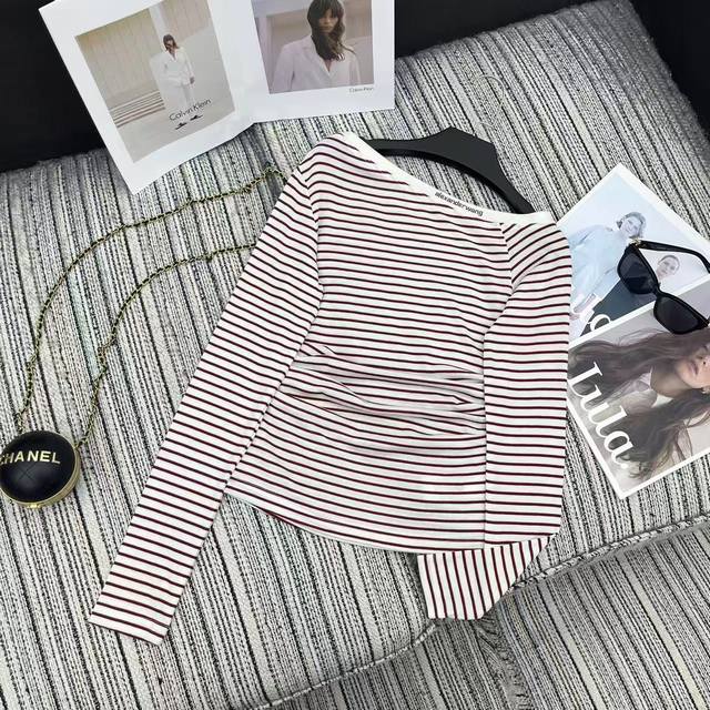 强烈推荐 25年早秋冬系列 Alex*新款斜肩条纹上衣 褶皱腰部设计 字母边点缀 两色Sml