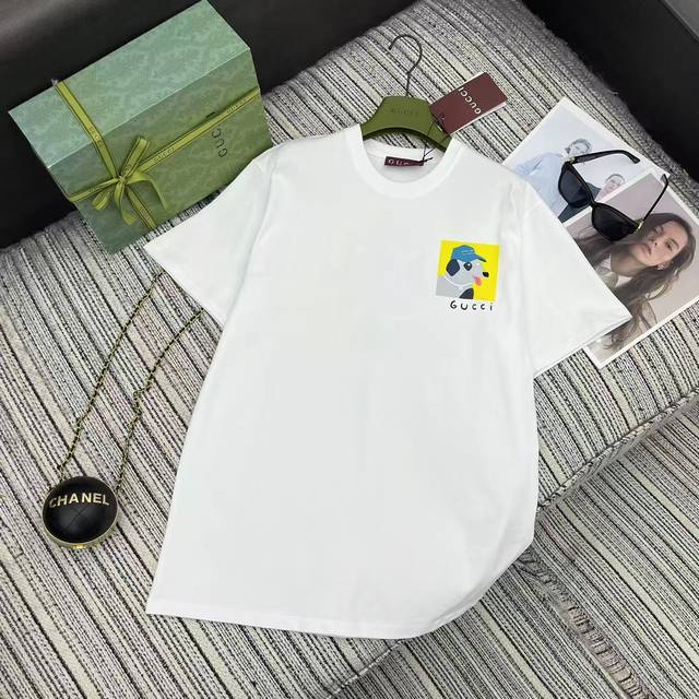 强烈推荐 Gucc*26年早春新款 趣味小狗印花圆领短袖T恤丨独家高版出品！纯净白T+撞色黄底小狗印花，戴着棒球帽的卡通犬像把快乐穿在身上，胸前小印花+后背大图