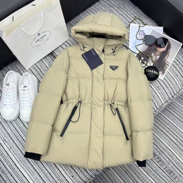 强烈推荐 25年早秋冬系列 pra*新款连帽羽绒服外套 腰间抽绳收腰设计 经典的倒三角标皮牌点缀 轻盈饱满 90白鹅绒填充 高端品质 三色三码 跑量