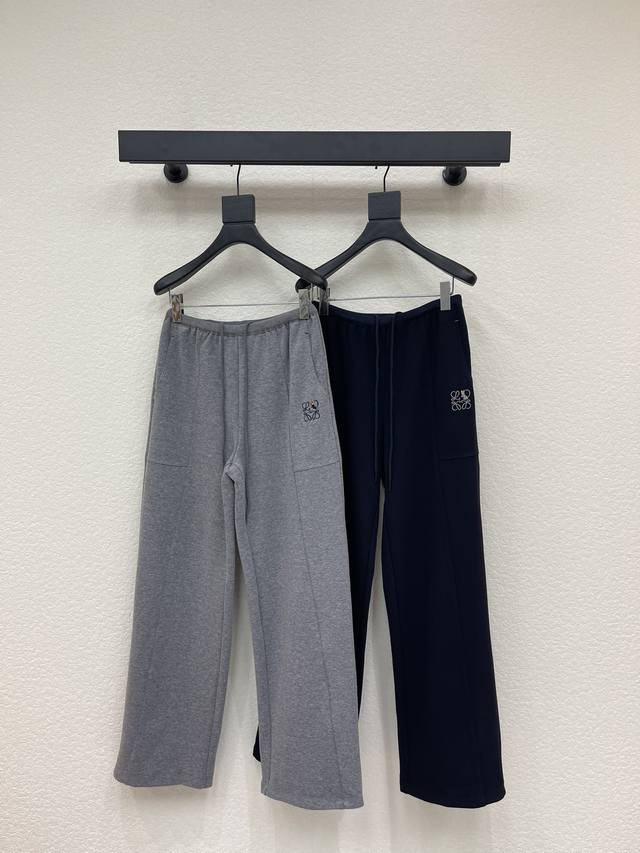 Loew*25新款抽绳阔腿直筒长裤。定制Yb进口棉纶材质，面料柔挺舒适，垂顺有型，高腰抽绳阔腿长裤版型，利用螺纹坑条款的松紧织带装点腰身处，配合腰挎处图腾刺绣徽