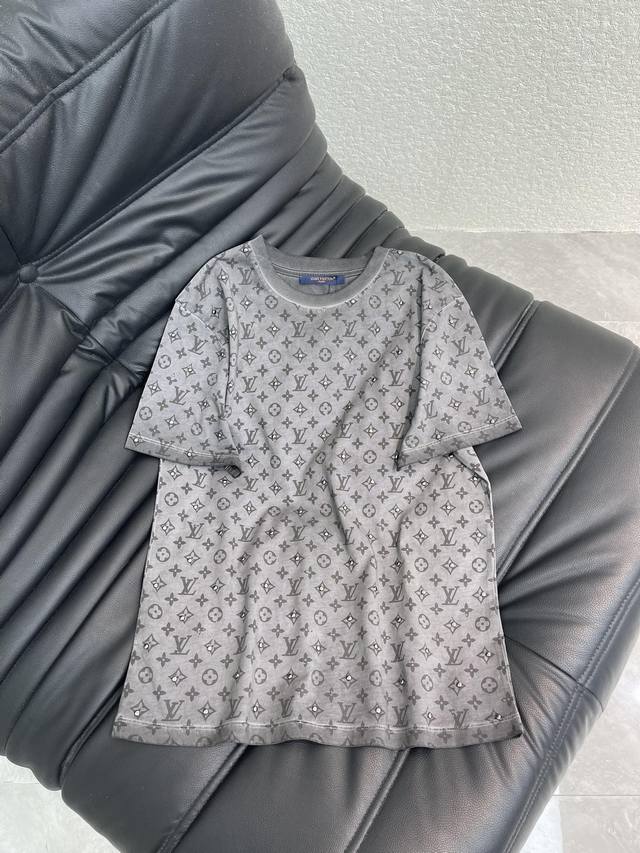 Louis Vuitto*26春夏新款做旧水洗印花短袖T恤。定制Yb斜纹全棉材质，质感高级，舒适柔软，圆领宽松短袖版型，通体满铺四叶草字母风格，错位点缀柳丁装饰