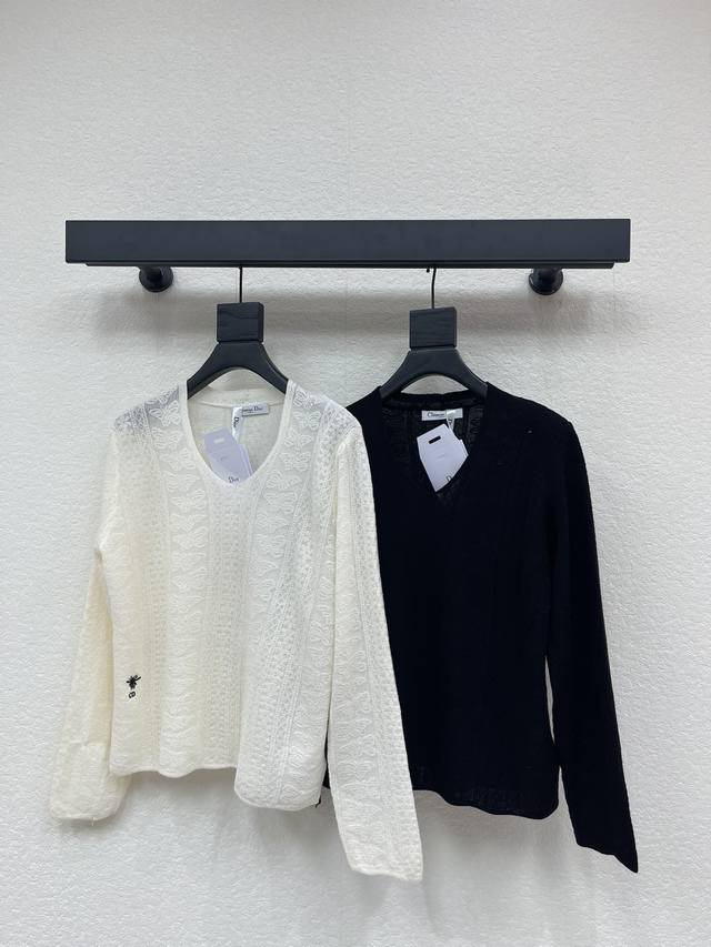 Dio*26早春新款蝴蝶钩花套头针织毛衣！定制丝毛纱线织造，质感高级，舒适柔软，V领套头毛衣剪裁，平针细腻肌理，大身通体螺纹包边，轻松突出满分细节质感，以蝴蝶为