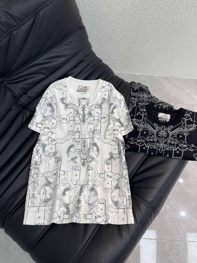 Herme*爱马仕26春夏新款圆领徽标印花短袖T恤。定制Yb丝光全棉材质，质感细腻，舒适透气，常规短袖裁剪，凸显品牌格调，采用丝光全棉材质，略带有弹力，呈现显瘦