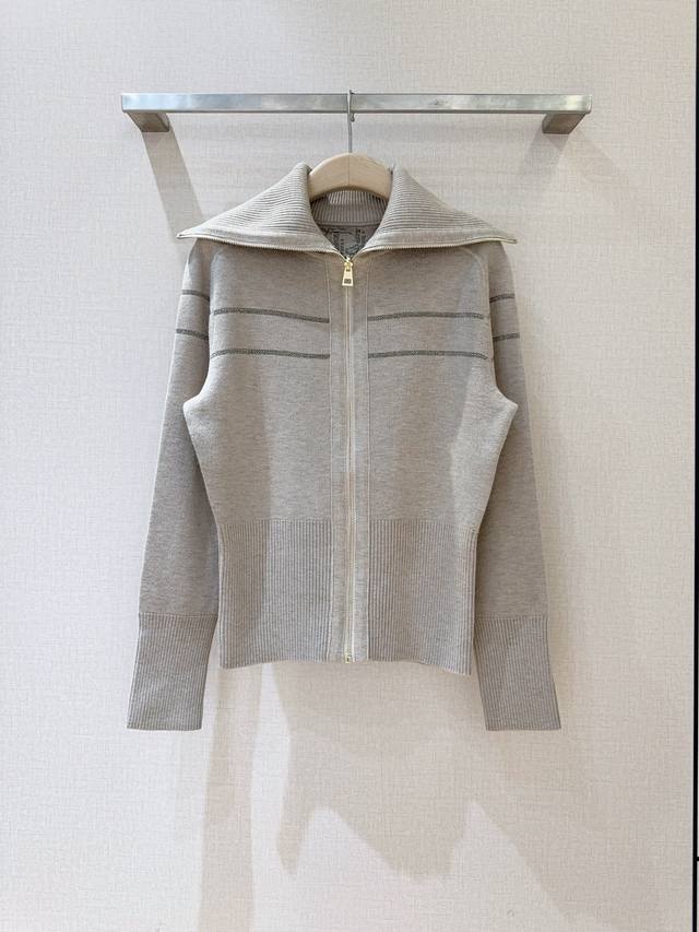 D家秋冬新品 海军领双面穿针织开衫，领型立体挺括，拉链开合，下摆与袖口采用罗纹收边，兼具造型感与贴合度；套装形式提升搭配效率，是秋冬衣橱的适配基础款。 码数:S