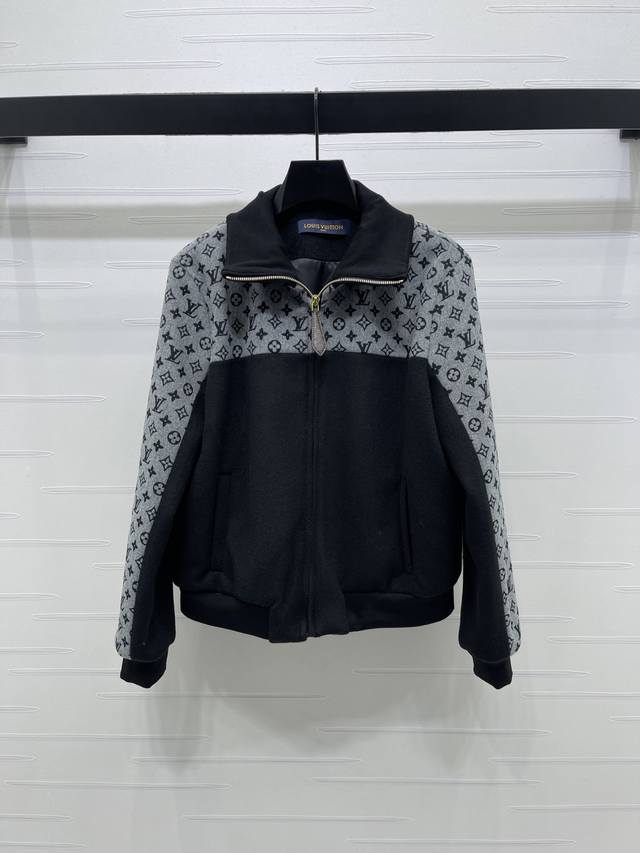 上新原单高端品质Louis Vui*Ton 2025秋冬最新系列！翻领拉链毛呢拼老花外套 领口定制字母拉链 肩袖灰色老花极简中透着高级，轮廓感超级好 ，舒适与时